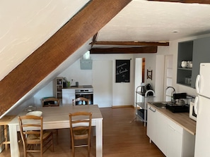 Family Apartment, Multiple Bedrooms, Non Smoking, Pool View | Private kitchen - La Caminade (Bourg-de-Bigorre)