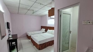 Une chambre d’hôtel avec deux lits, une petite table, une douche et un sol carrelé.