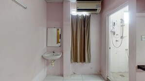 Une salle de bain avec un lavabo, un miroir, une douche et un rideau.