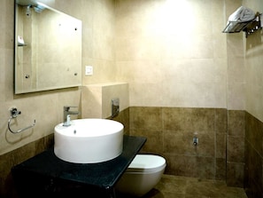Douche, serviettes fournies, savon, shampoing