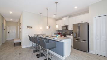 Réfrigérateur, micro-ondes, four, lave-vaisselle