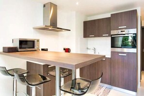 Kjøleskap, mikrobølgeovn, ovn og oppvaskmaskin