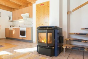 Réfrigérateur, micro-ondes, plaque de cuisson, lave-vaisselle