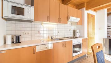 Réfrigérateur, micro-ondes, plaque de cuisson, lave-vaisselle