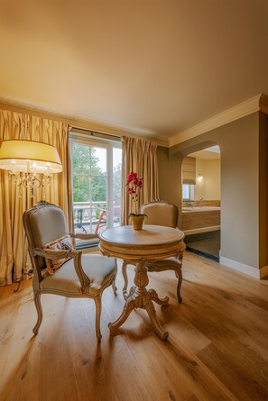 Dobbeltrom – honeymoon, badekar | Minibar, individuelt dekorert, individuelt innredet og skrivebord