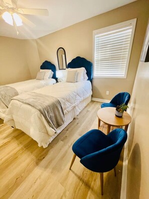 2 bedrooms, desk, iron/ironing board, travel cot - Eastgate 5A Cozy family retreat close to downtown Hammond (Hammond)