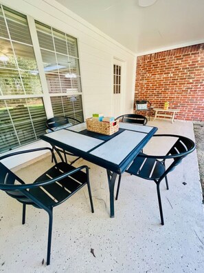 Outdoor dining - Eastgate 5A Cozy family retreat close to downtown Hammond (Hammond)