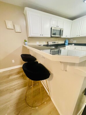 Fridge, microwave, oven, stovetop - Eastgate 5A Cozy family retreat close to downtown Hammond (Hammond)