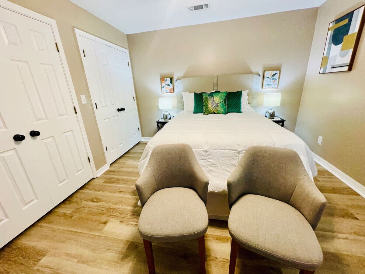 2 bedrooms, desk, iron/ironing board, travel cot