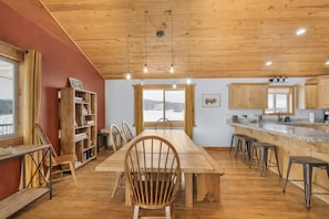 Dining - Rocky Views Lodge+6 Bdms+AC+HotTub+WiFi+ClosetoYNP (Island Park)