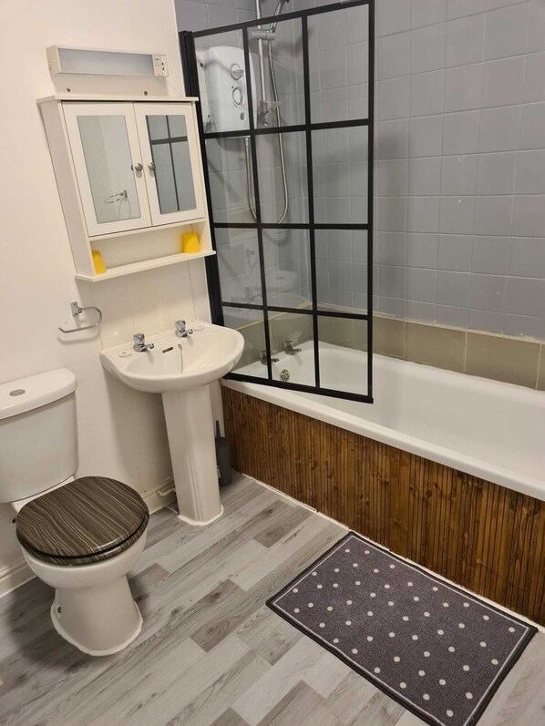 مناشف، صابون، ورق حمّام