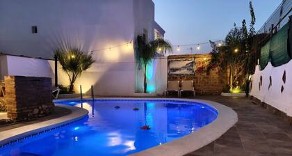 Chalet con piscina y garaje privado al lado de la playa y del centro del pueblo.