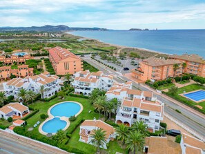 A coastal resort with multiple buildings, a swimming pool, and a beach view. - Magnificent apartment with pool 2 minutes from Pals beach (Pals)