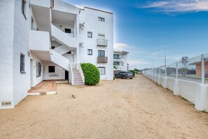 A white building with a staircase leading to a door labeled "Hotel de Cabares."