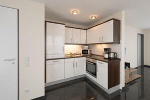 Kühlschrank, Mikrowelle, Herdplatte, Geschirrspüler