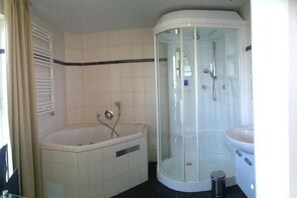 Shower, jetted bath - liebevoll eingerichtetes Appartement (Rechlin)