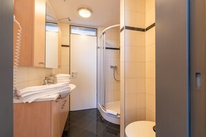 Shower, jetted bath, towels
