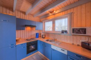 Kylskåp, mikrovågsugn, ugn och spishäll