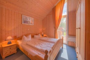 2 bedrooms, travel crib, free WiFi