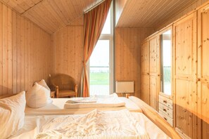 2 bedrooms, travel crib, free WiFi