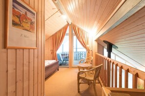 2 bedrooms, travel crib, free WiFi