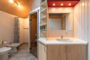 Shower, jetted tub - Ferienhaus im skandinavischen Stil (Rechlin)