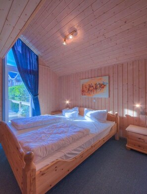 2 bedrooms, travel crib, free WiFi
