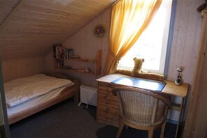 2 bedrooms, travel cot, free WiFi