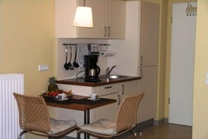Geladeira, cooktop, cafeteira/chaleira, chaleira elétrica