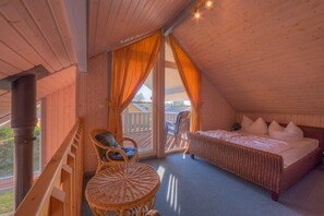 2 bedrooms, travel crib, free WiFi