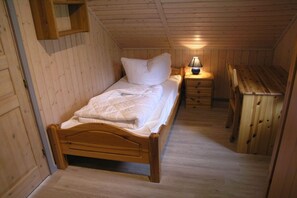 2 bedrooms, travel crib, free WiFi