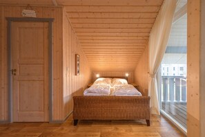 2 bedrooms, travel crib, free WiFi