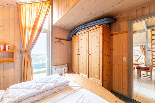 2 bedrooms, travel crib, free WiFi