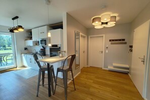 Fridge, microwave, oven, stovetop - Appartement im Ferienpark in Rechlin (Rechlin)