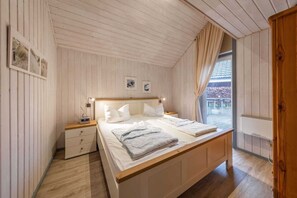 2 makuuhuonetta, vauvan matkasänky