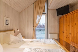 2 makuuhuonetta, vauvan matkasänky
