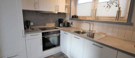 Kühlschrank, Mikrowelle, Ofen, Herdplatte