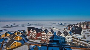 A residential area with houses, some with balconies, and a clear sky. - liebevoll eingerichtetes Appartement (Rechlin)