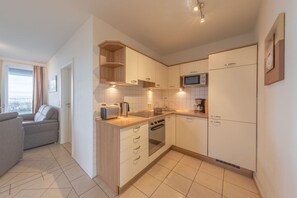 Fridge, microwave, oven, stovetop - Ferienwohnung im Ferienpark Mueritz (Rechlin)