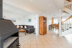 Una Smart TV, una chimenea