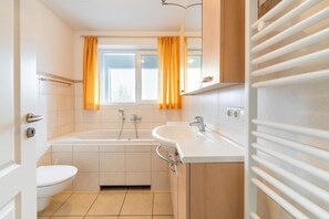 Shower, jetted tub - liebevoll eingerichtetes Appartement (Rechlin)
