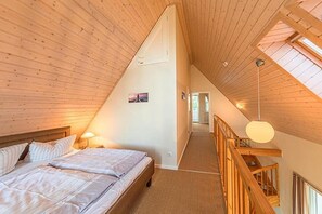 2 bedrooms, travel cot, free WiFi