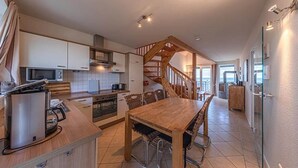 Coffee/tea maker, fridge, microwave, stovetop - Appartement im Ferienpark in Rechlin (Rechlin)