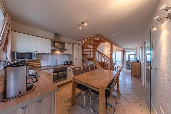 Coffee/tea maker, fridge, microwave, stovetop - Appartement im Ferienpark in Rechlin (Rechlin)