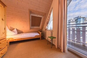 2 bedrooms, travel crib, free WiFi