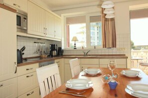 Réfrigérateur, micro-ondes, plaque de cuisson, lave-vaisselle