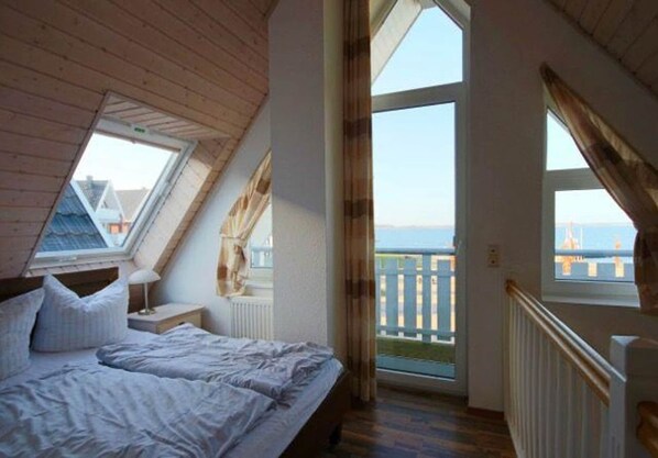 2 bedrooms, travel crib, free WiFi