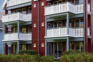 A multi-story building with balconies and large windows. - liebevoll eingerichtetes Appartement (Rechlin)