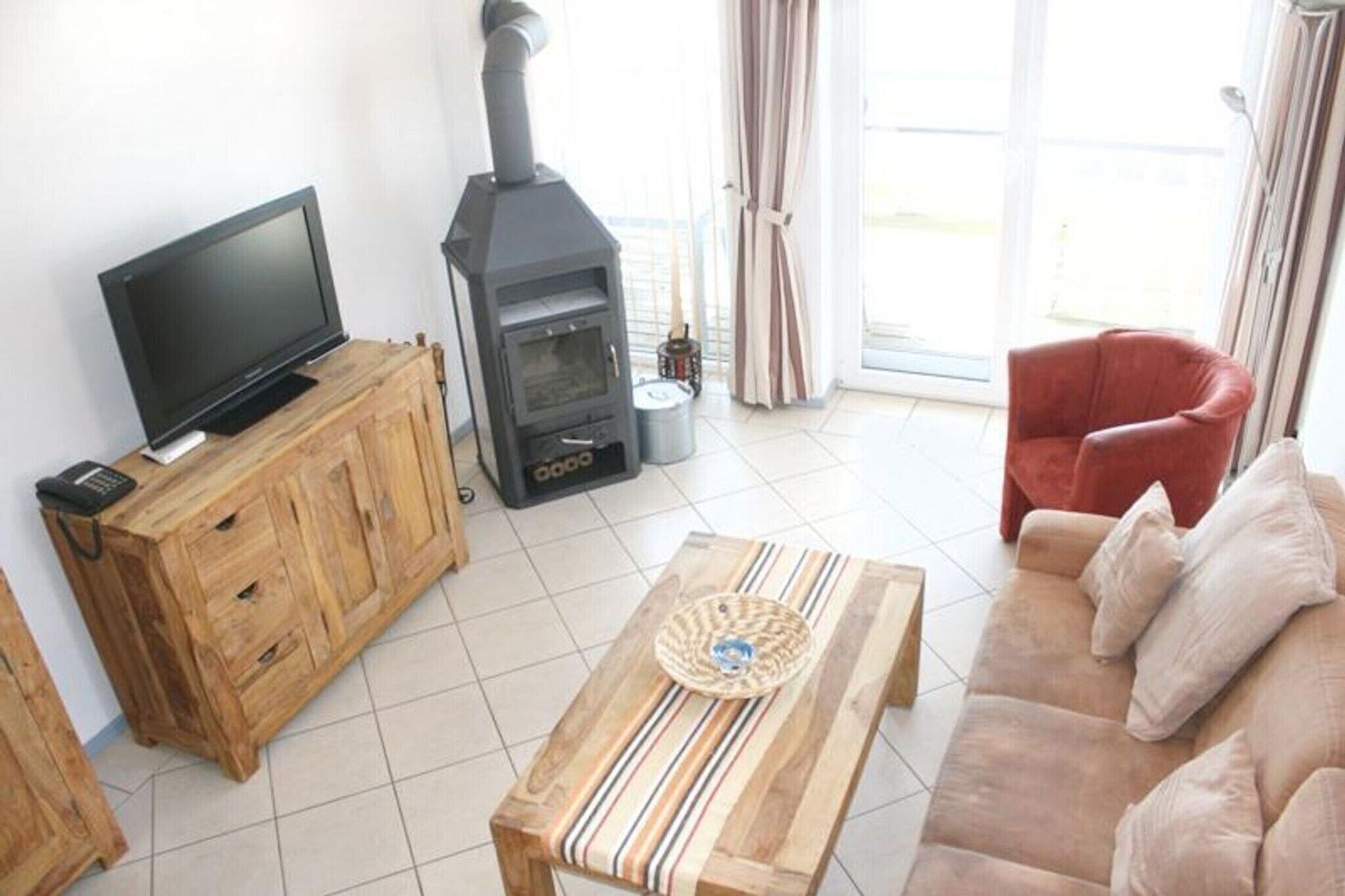 Una Smart TV, una chimenea