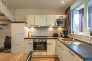 Fridge, microwave, stovetop, dishwasher